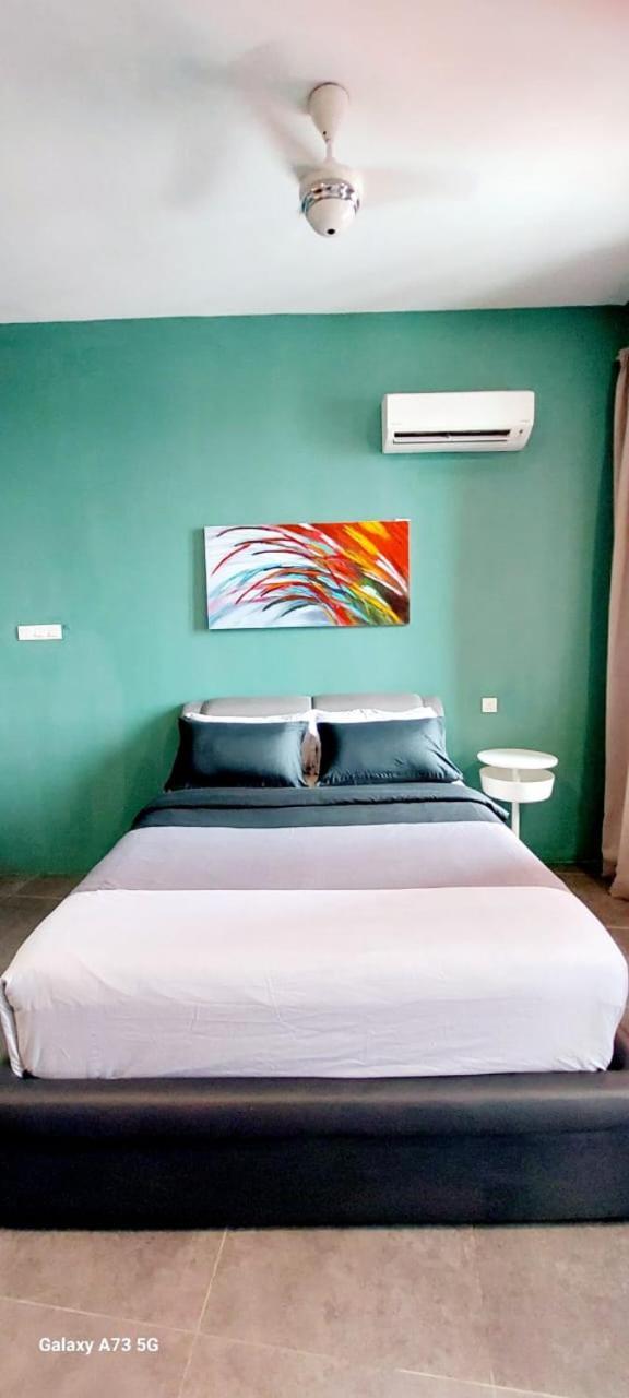 Maya Empire Studio Kampong Bukit Lanjan Habitación foto